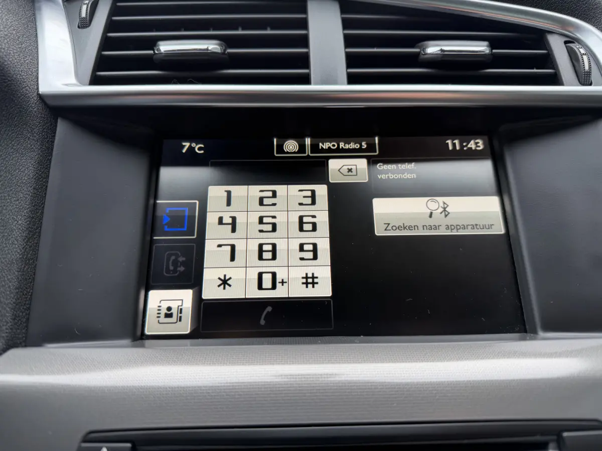 130pk Feel Collection (Trekhaak - Keyless Entry - Parkeersensoren V+A - 17" - Automatische Airco - Navigatie - Apple Carplay)