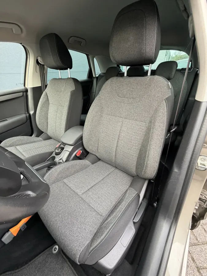 130pk Feel Collection (Trekhaak - Keyless Entry - Parkeersensoren V+A - 17" - Automatische Airco - Navigatie - Apple Carplay)