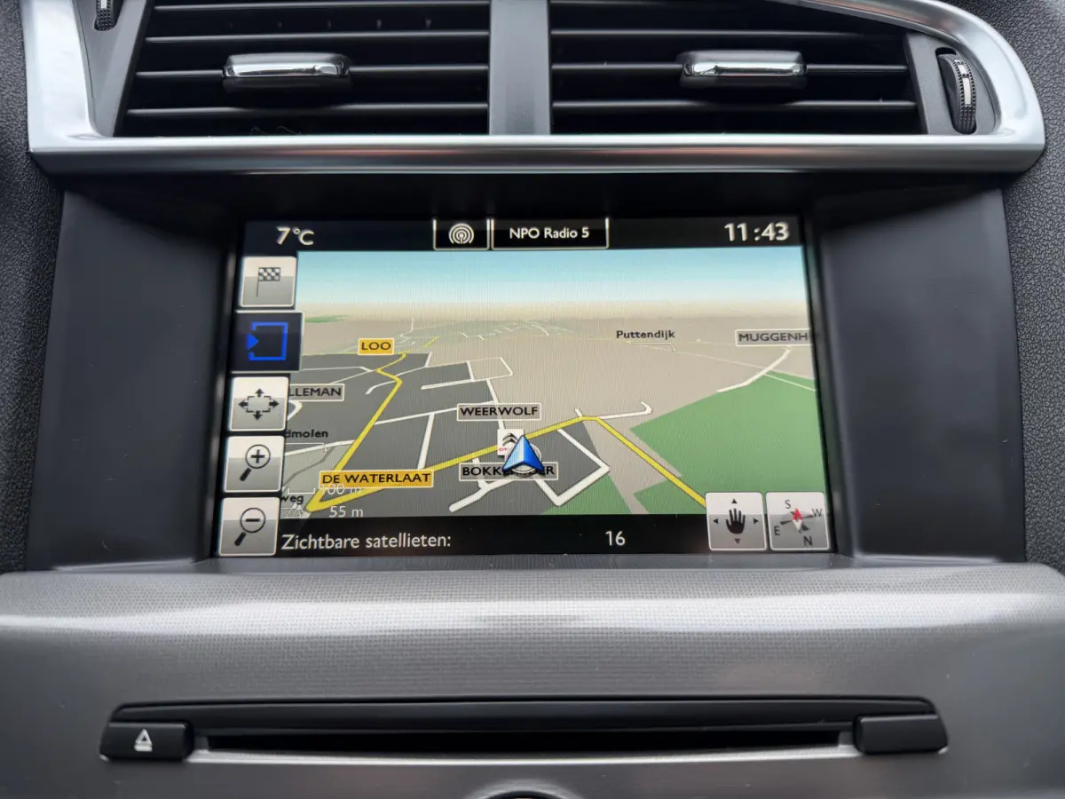 130pk Feel Collection (Trekhaak - Keyless Entry - Parkeersensoren V+A - 17" - Automatische Airco - Navigatie - Apple Carplay)