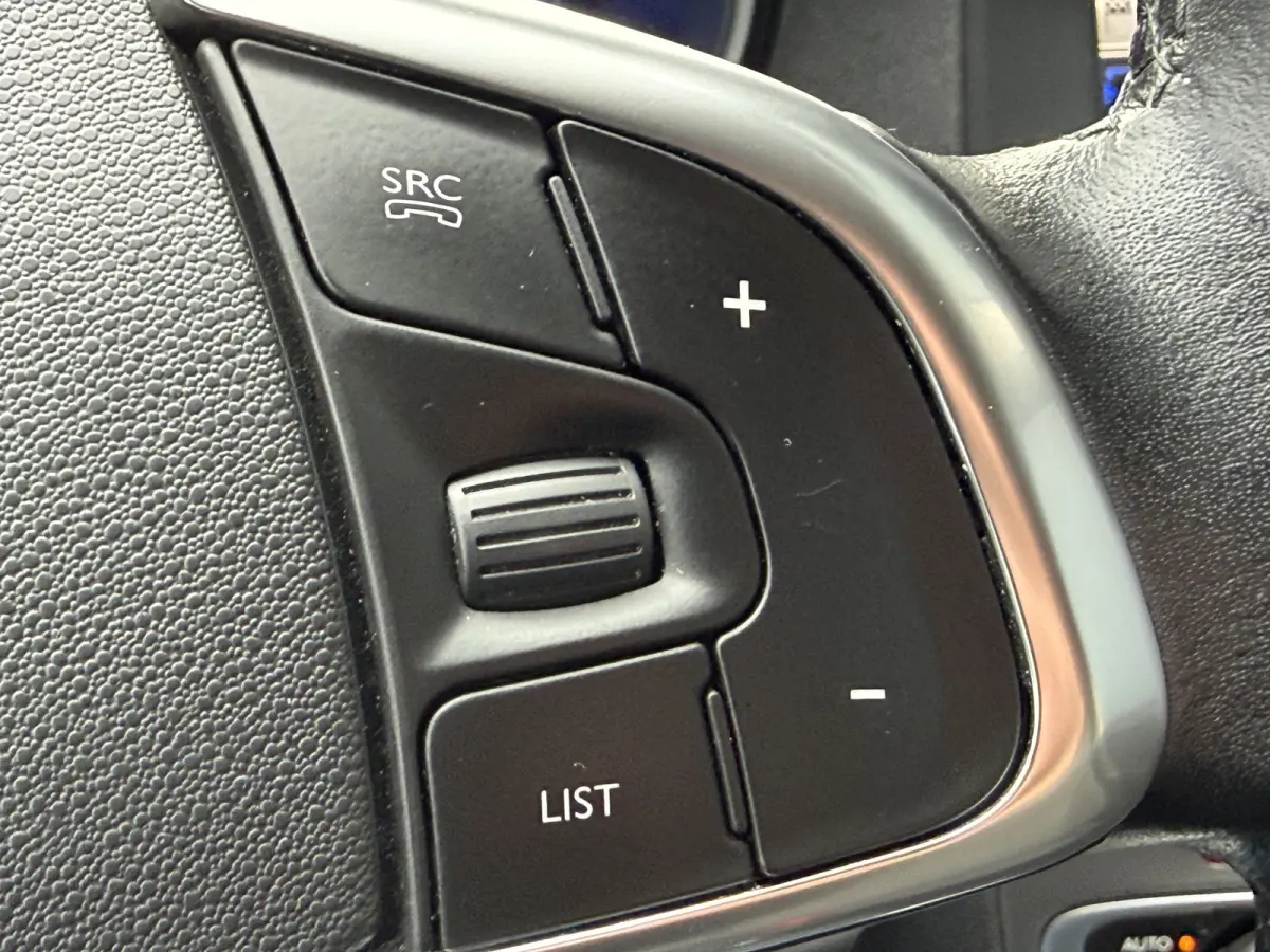 130pk Feel Collection (Trekhaak - Keyless Entry - Parkeersensoren V+A - 17" - Automatische Airco - Navigatie - Apple Carplay)