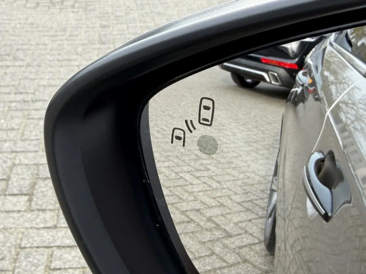 130pk Feel Collection (Trekhaak - Keyless Entry - Parkeersensoren V+A - 17" - Automatische Airco - Navigatie - Apple Carplay)