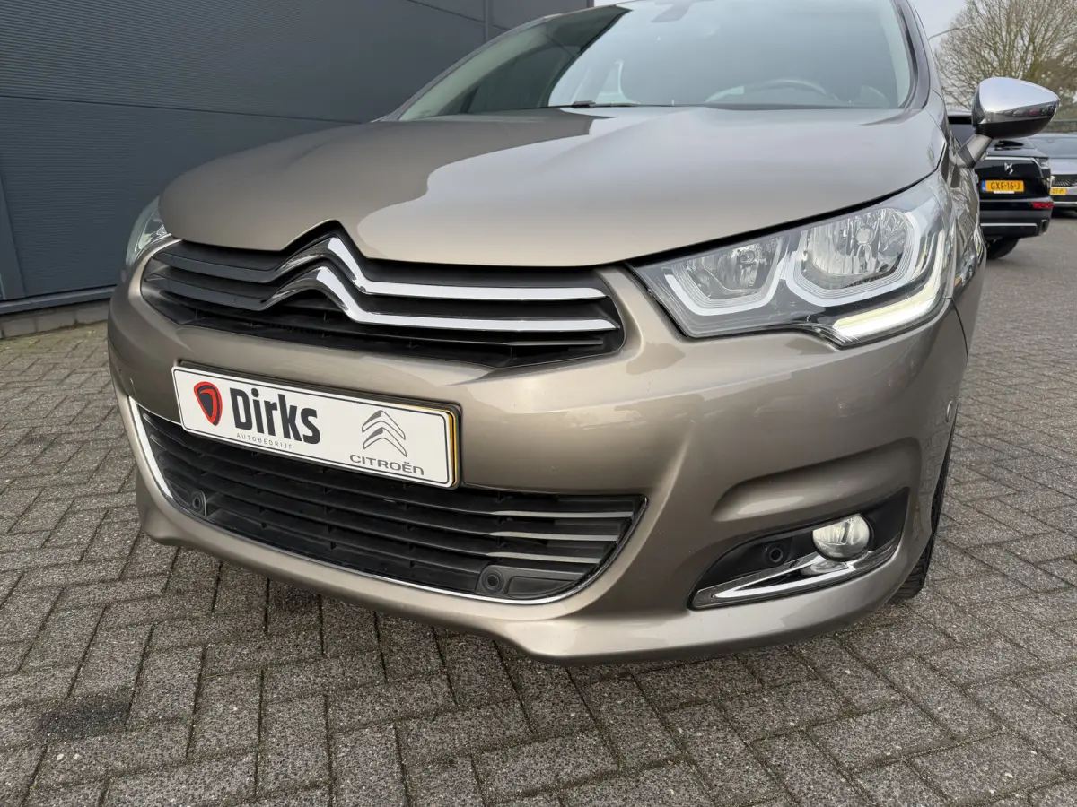 130pk Feel Collection (Trekhaak - Keyless Entry - Parkeersensoren V+A - 17" - Automatische Airco - Navigatie - Apple Carplay)