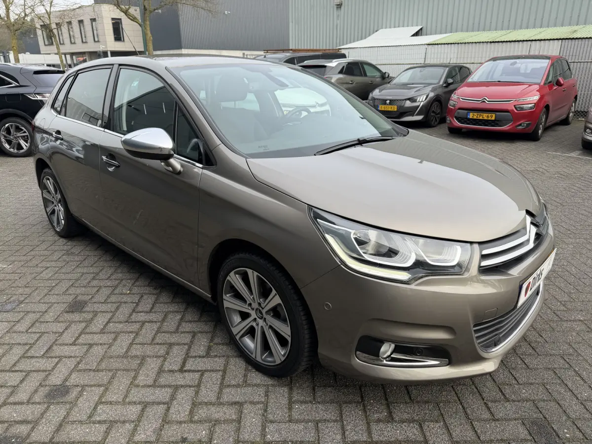 130pk Feel Collection (Trekhaak - Keyless Entry - Parkeersensoren V+A - 17" - Automatische Airco - Navigatie - Apple Carplay)