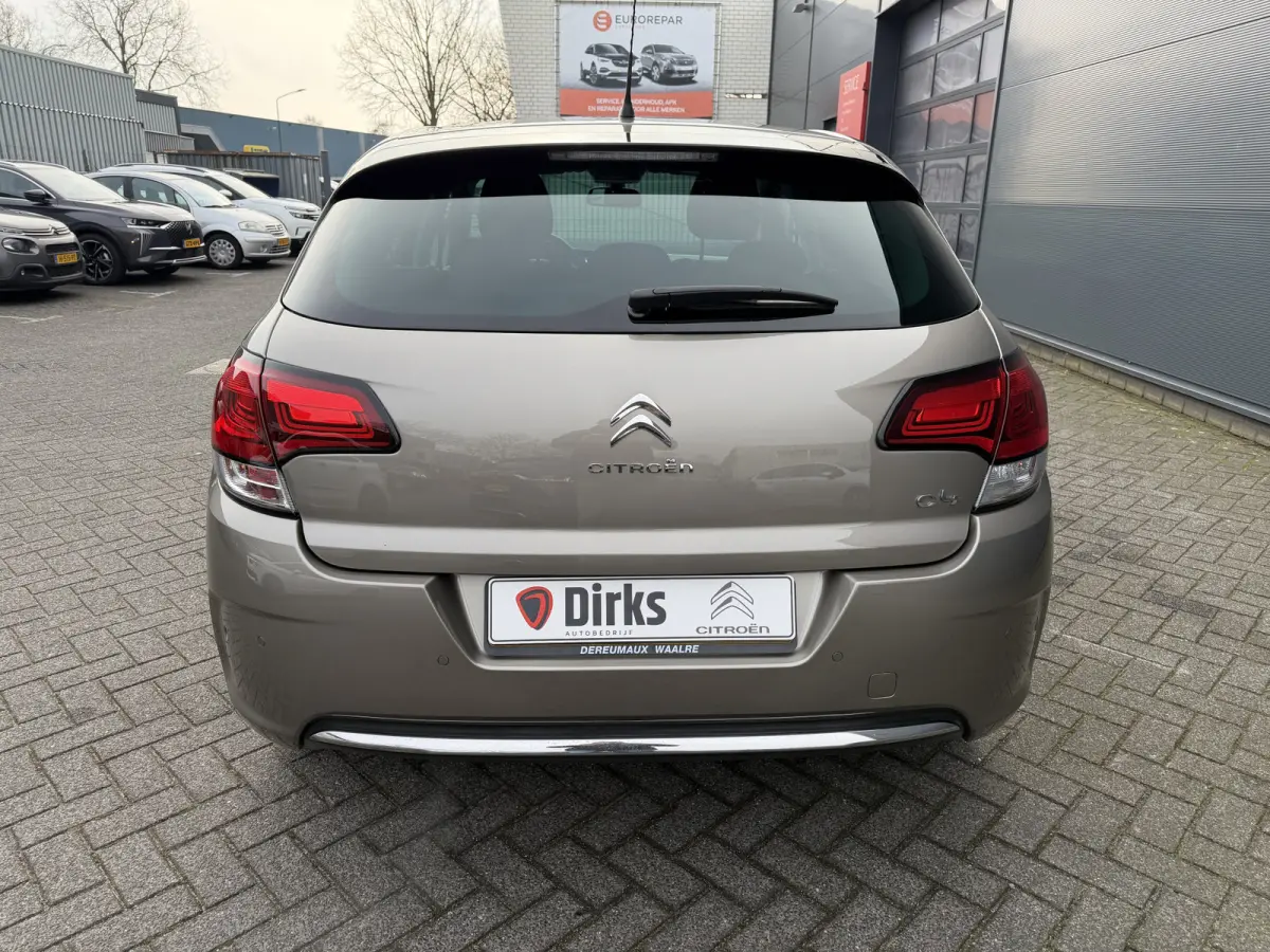 130pk Feel Collection (Trekhaak - Keyless Entry - Parkeersensoren V+A - 17" - Automatische Airco - Navigatie - Apple Carplay)