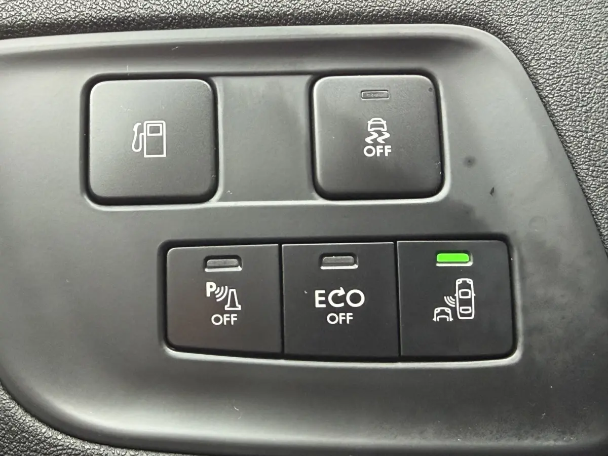 130pk Feel Collection (Trekhaak - Keyless Entry - Parkeersensoren V+A - 17" - Automatische Airco - Navigatie - Apple Carplay)