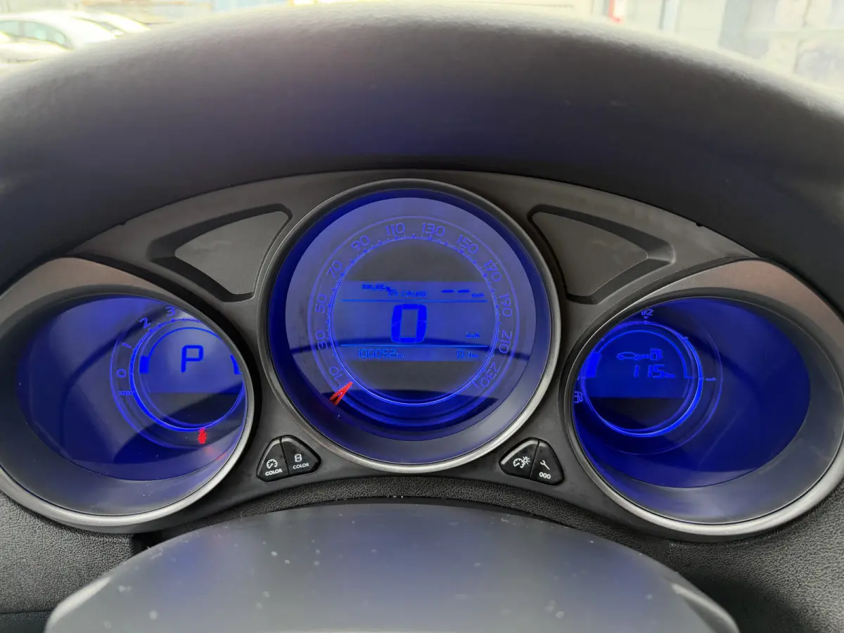 130pk Feel Collection (Trekhaak - Keyless Entry - Parkeersensoren V+A - 17" - Automatische Airco - Navigatie - Apple Carplay)