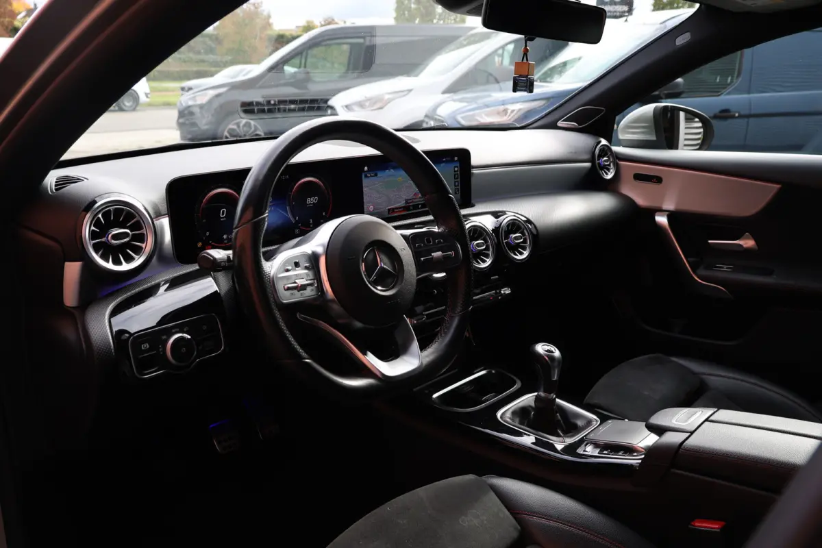 A180 d AMG pakket | Panorama dak | Burmester | Widescreen | Apple Carplay | Sfeerverlichting | Stoelverwarming | Alcantara | 360 PDC | Volledig onderhouden | Distributieriem vervangen