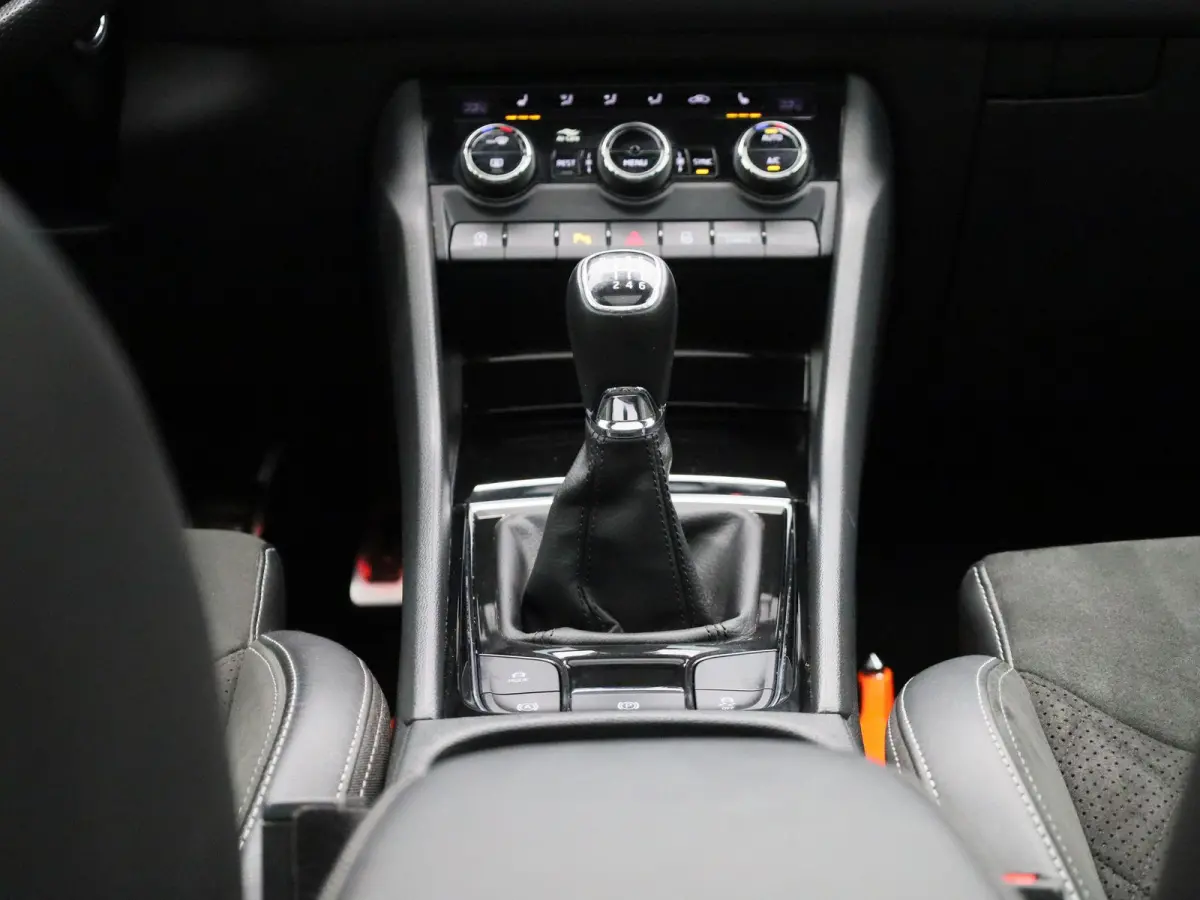 1.5 TSI Sportline Business 7p. PANORAMADAK | SPORTSTOELEN | ELEKTRISCHE STOELEN | ADAPTIEVE CRUISE | CAMERA | NAVIGATIE | APPLE CARPLAY | MEMORY | LMV | LED | STOELVERWARMING | 12 MAANDEN BO