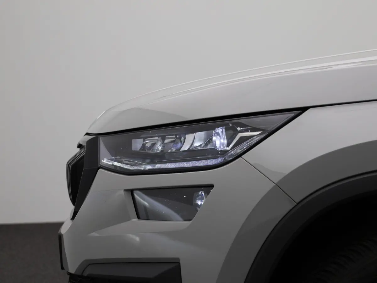 1.5 TSI Sportline Business 7p. PANORAMADAK | SPORTSTOELEN | ELEKTRISCHE STOELEN | ADAPTIEVE CRUISE | CAMERA | NAVIGATIE | APPLE CARPLAY | MEMORY | LMV | LED | STOELVERWARMING | 12 MAANDEN BO