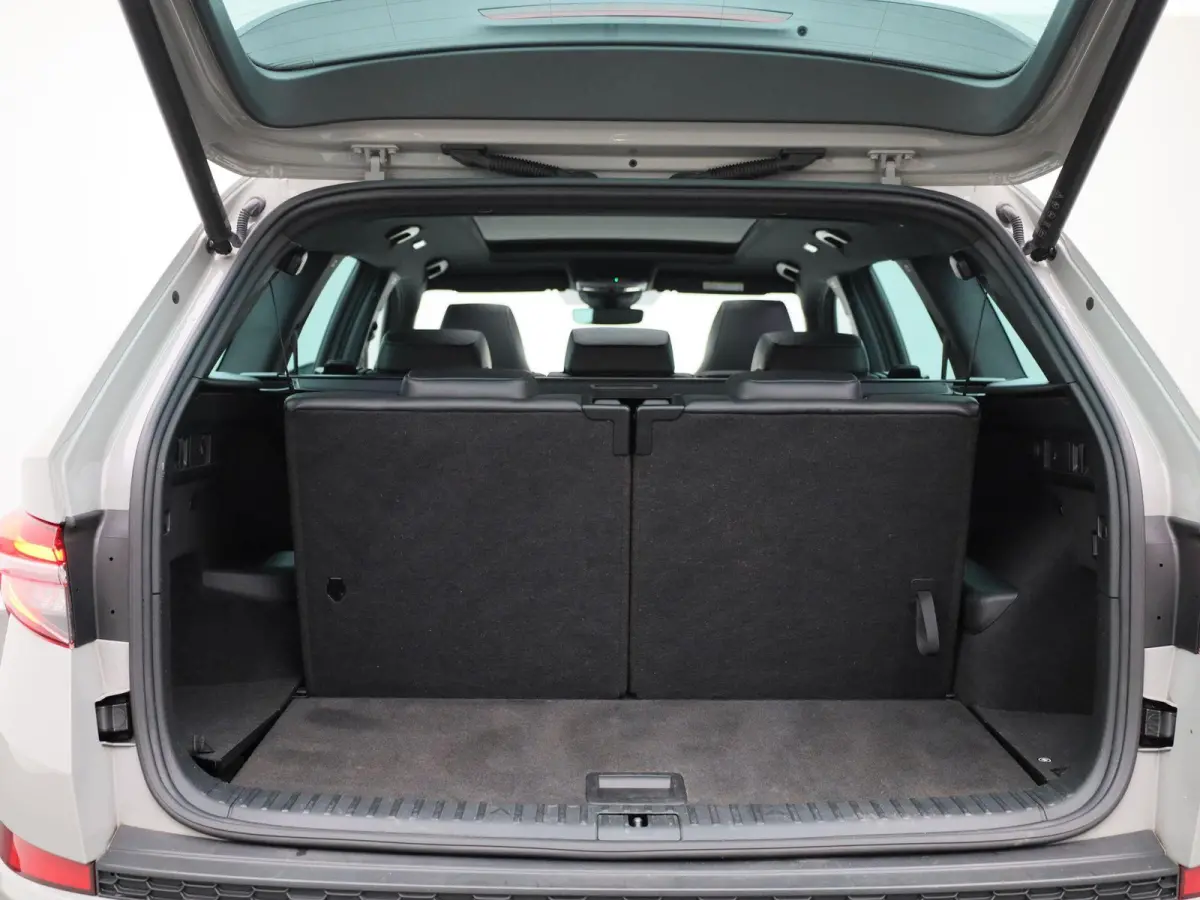 1.5 TSI Sportline Business 7p. PANORAMADAK | SPORTSTOELEN | ELEKTRISCHE STOELEN | ADAPTIEVE CRUISE | CAMERA | NAVIGATIE | APPLE CARPLAY | MEMORY | LMV | LED | STOELVERWARMING | 12 MAANDEN BO