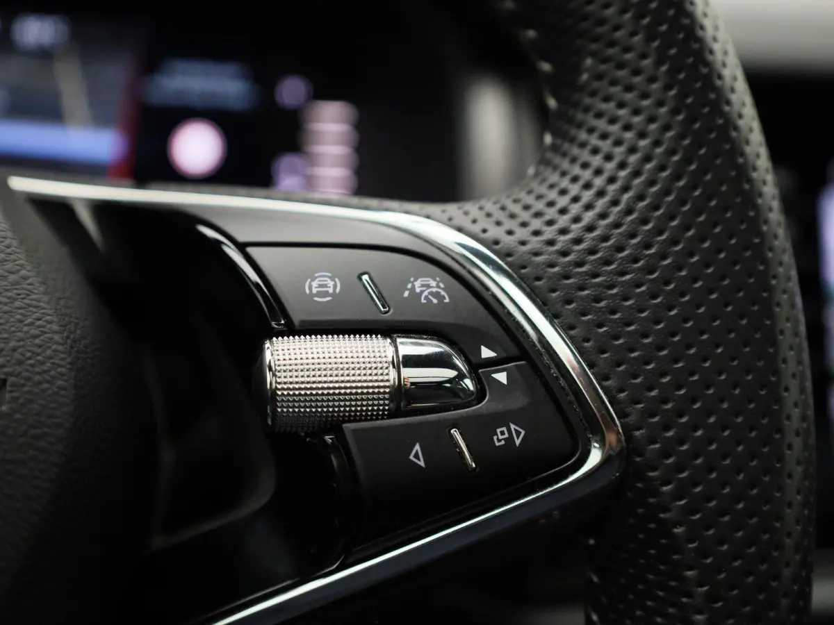 1.5 TSI Sportline Business 7p. PANORAMADAK | SPORTSTOELEN | ELEKTRISCHE STOELEN | ADAPTIEVE CRUISE | CAMERA | NAVIGATIE | APPLE CARPLAY | MEMORY | LMV | LED | STOELVERWARMING | 12 MAANDEN BO