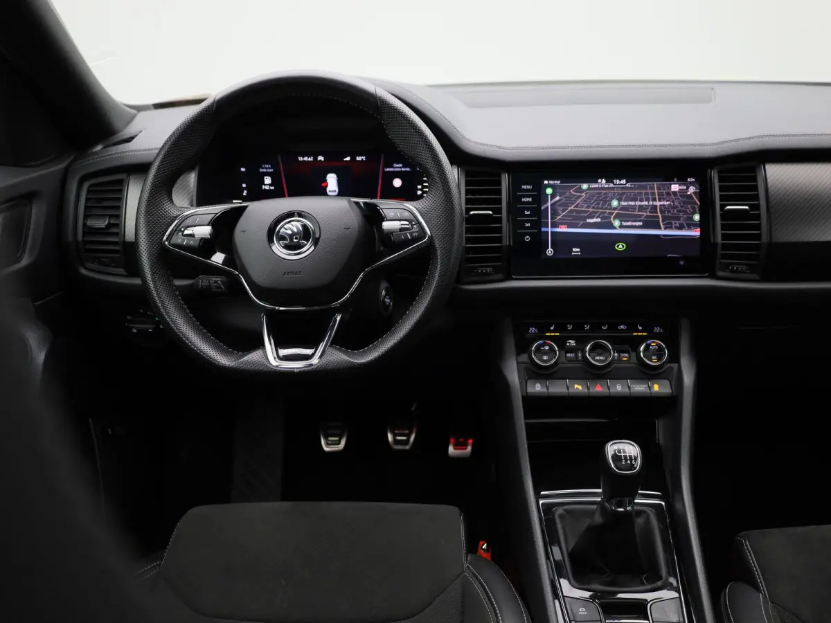 1.5 TSI Sportline Business 7p. PANORAMADAK | SPORTSTOELEN | ELEKTRISCHE STOELEN | ADAPTIEVE CRUISE | CAMERA | NAVIGATIE | APPLE CARPLAY | MEMORY | LMV | LED | STOELVERWARMING | 12 MAANDEN BO