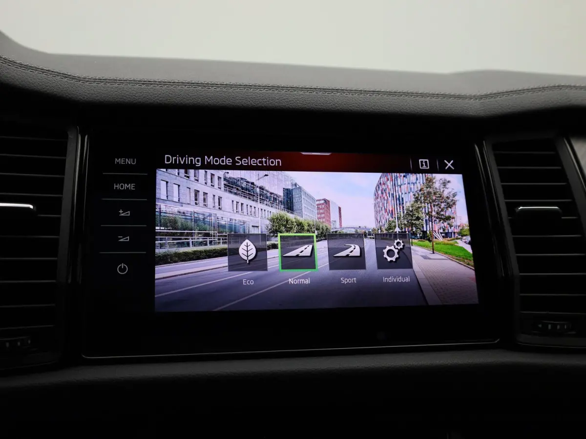 1.5 TSI Sportline Business 7p. PANORAMADAK | SPORTSTOELEN | ELEKTRISCHE STOELEN | ADAPTIEVE CRUISE | CAMERA | NAVIGATIE | APPLE CARPLAY | MEMORY | LMV | LED | STOELVERWARMING | 12 MAANDEN BO