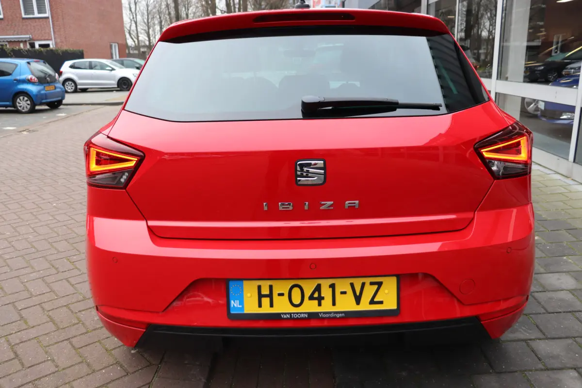 1.0 TSI Style Business Intense. Navigatie, achteruitrijcamera. LM 16"