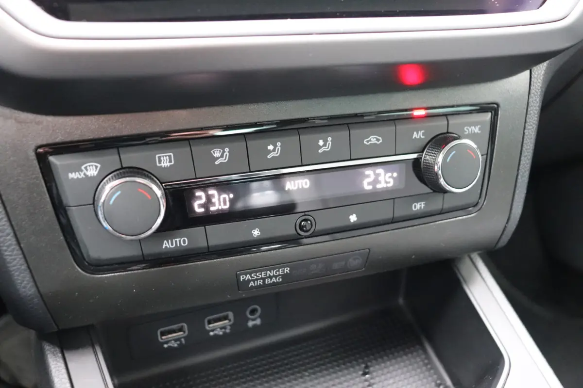 1.0 TSI Style Business Intense. Navigatie, achteruitrijcamera. LM 16"