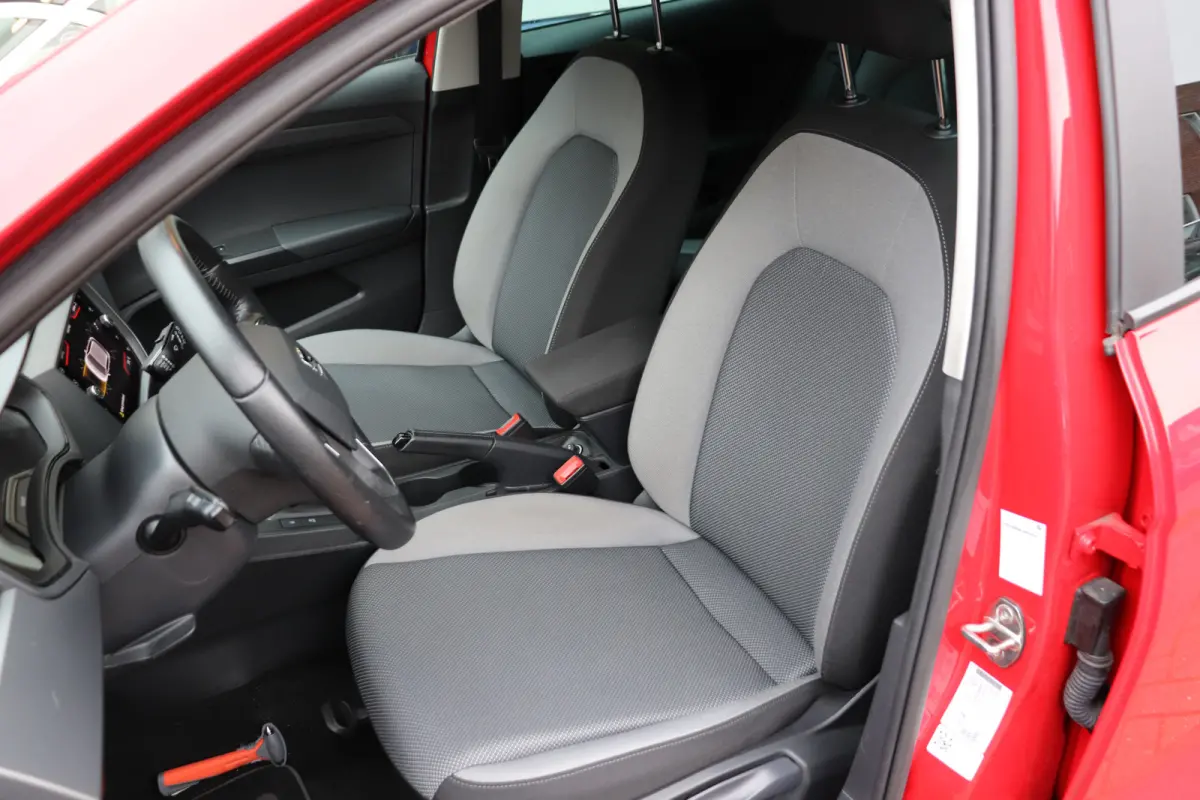 1.0 TSI Style Business Intense. Navigatie, achteruitrijcamera. LM 16"