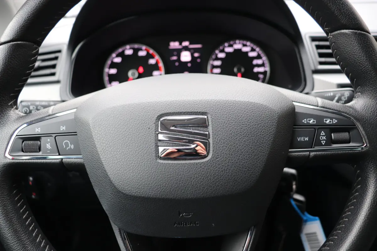 1.0 TSI Style Business Intense. Navigatie, achteruitrijcamera. LM 16"