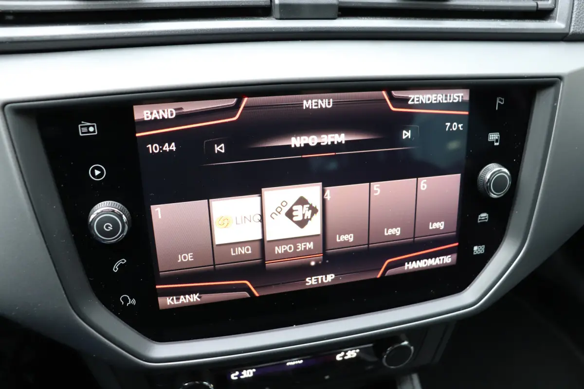 1.0 TSI Style Business Intense. Navigatie, achteruitrijcamera. LM 16"