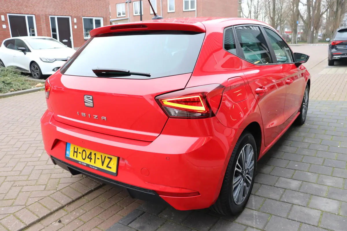 1.0 TSI Style Business Intense. Navigatie, achteruitrijcamera. LM 16"