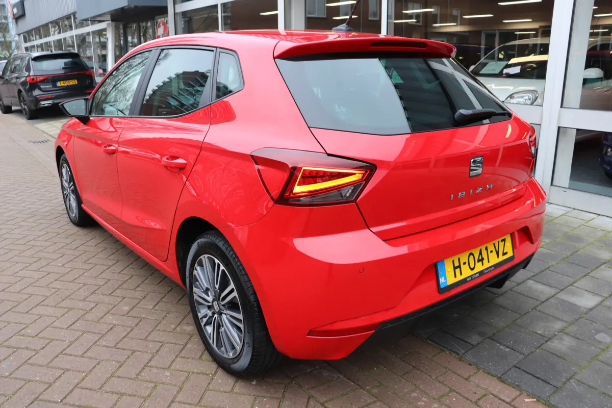 1.0 TSI Style Business Intense. Navigatie, achteruitrijcamera. LM 16"