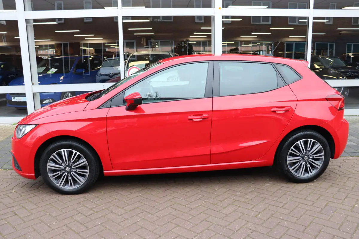 1.0 TSI Style Business Intense. Navigatie, achteruitrijcamera. LM 16"