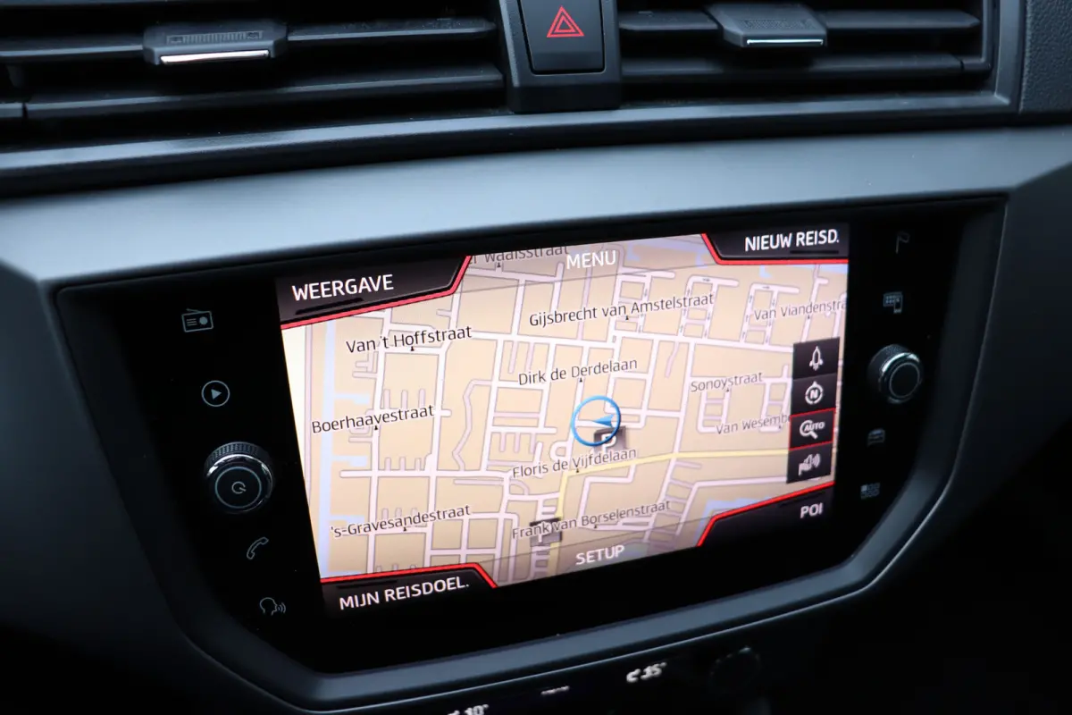 1.0 TSI Style Business Intense. Navigatie, achteruitrijcamera. LM 16"