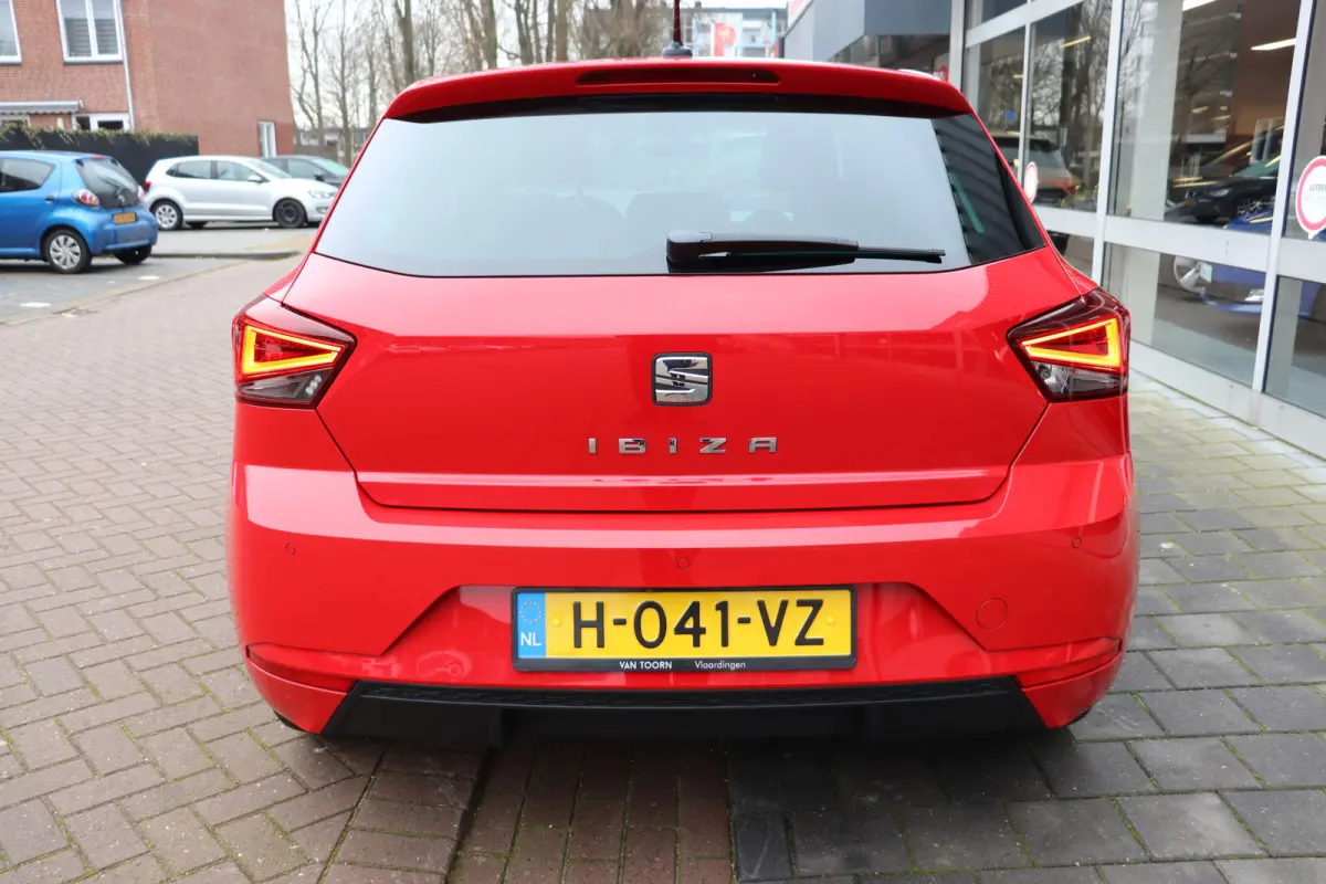 1.0 TSI Style Business Intense. Navigatie, achteruitrijcamera. LM 16"