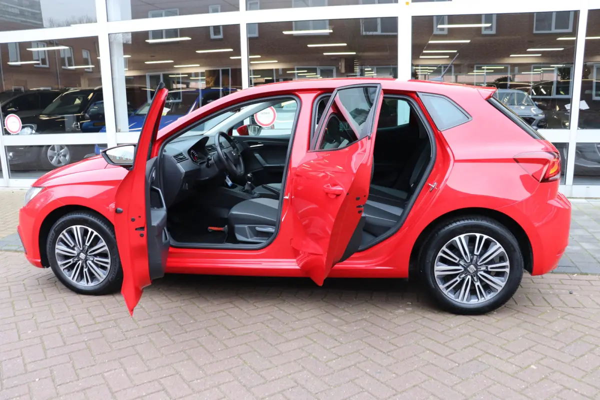 1.0 TSI Style Business Intense. Navigatie, achteruitrijcamera. LM 16"