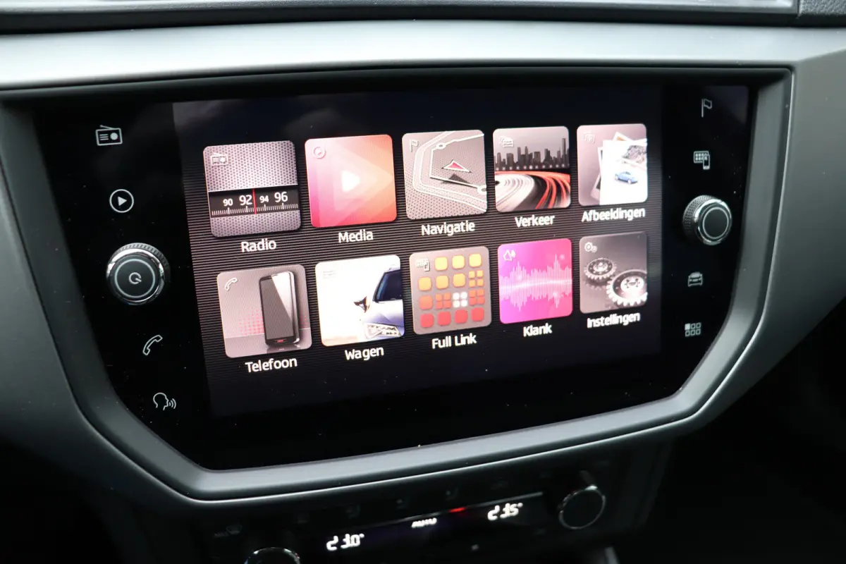 1.0 TSI Style Business Intense. Navigatie, achteruitrijcamera. LM 16"