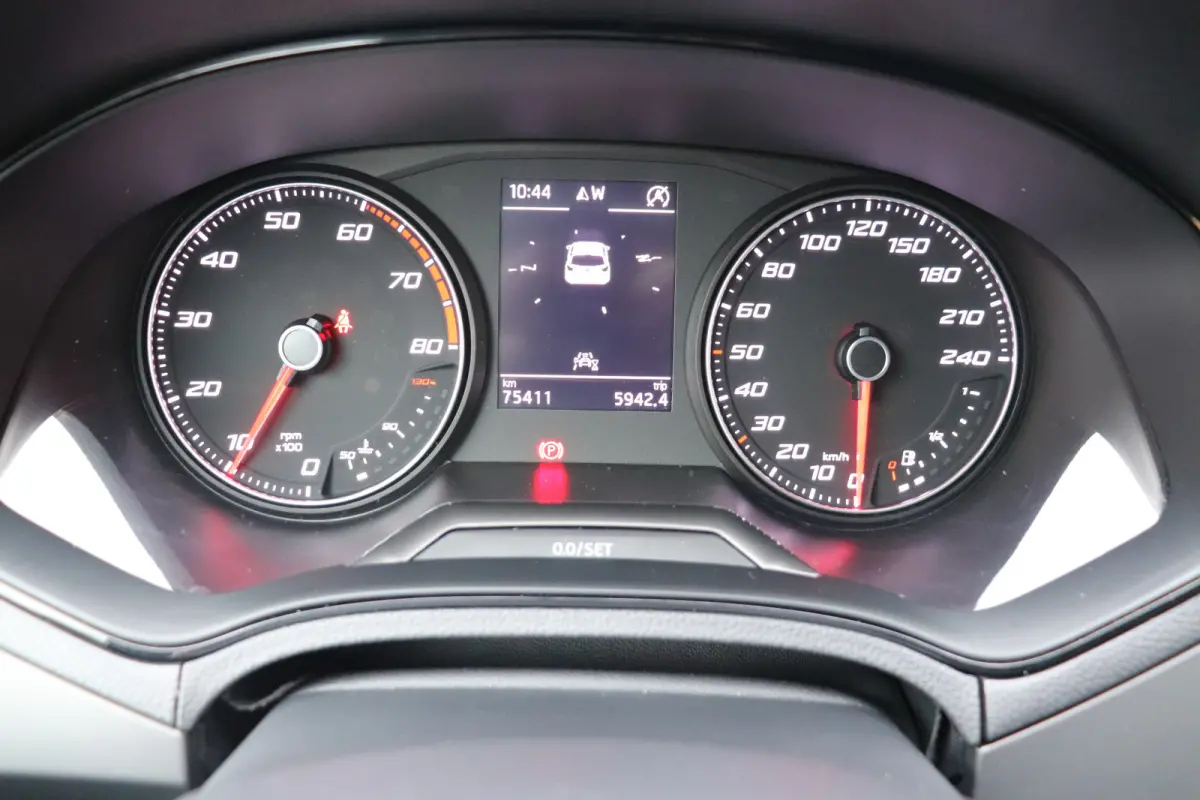 1.0 TSI Style Business Intense. Navigatie, achteruitrijcamera. LM 16"