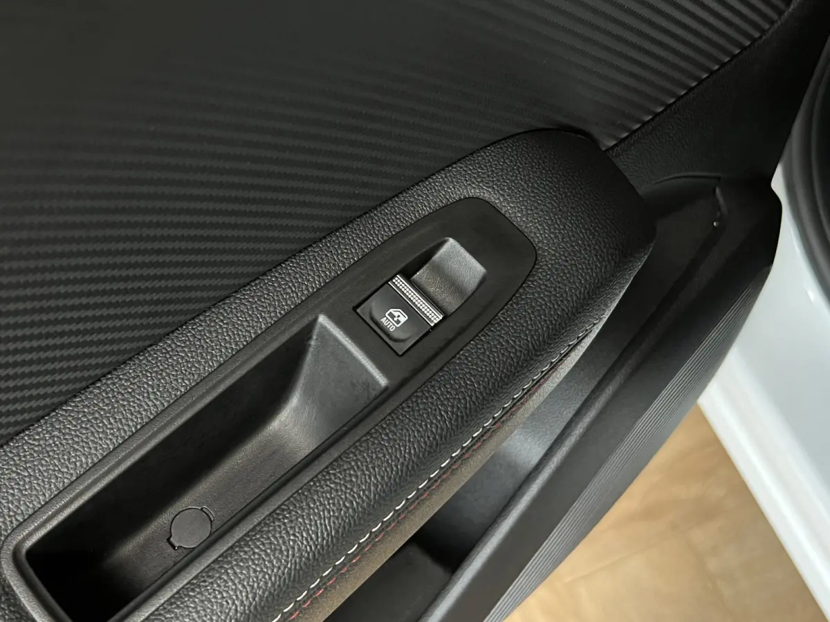 1.6 E-Tech 160 R.S. Line | Groot Navi | 18" | Stoelverwarming | Camera | PDC V+A |