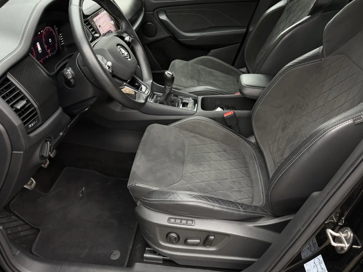 1.5 TSI Sportline Business / Keyless / Afn. Trekhaak (1.800 KG) / Parkeersensoren / Carplay / 19'' LM / Camera /
