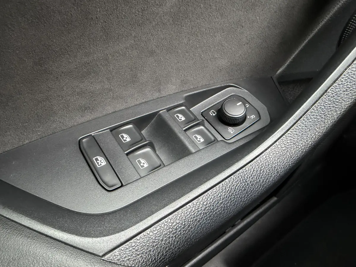 1.5 TSI Sportline Business / Keyless / Afn. Trekhaak (1.800 KG) / Parkeersensoren / Carplay / 19'' LM / Camera /