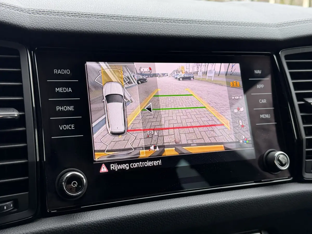 1.5 TSI Sportline Business / Keyless / Afn. Trekhaak (1.800 KG) / Parkeersensoren / Carplay / 19'' LM / Camera /