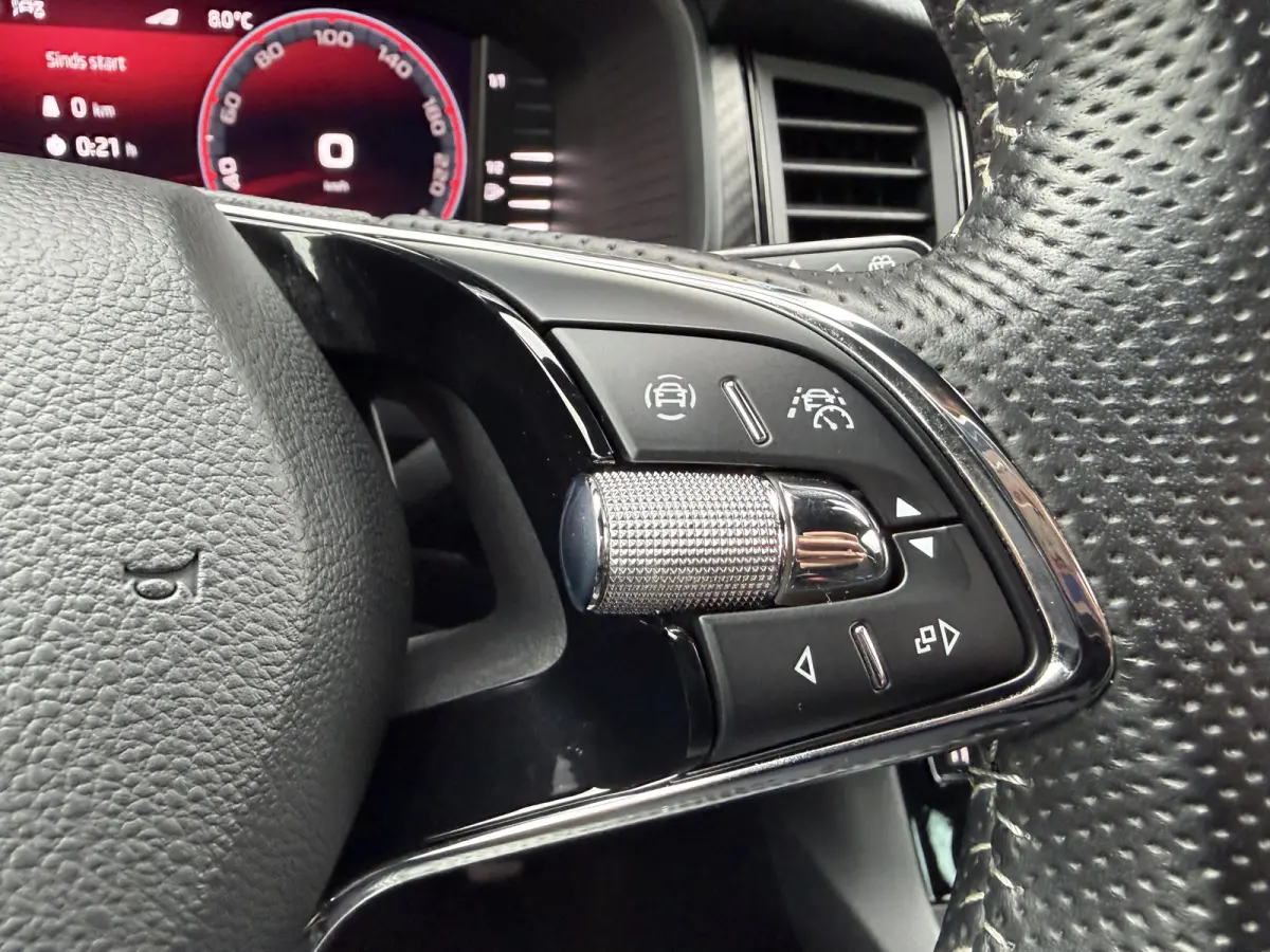 1.5 TSI Sportline Business / Keyless / Afn. Trekhaak (1.800 KG) / Parkeersensoren / Carplay / 19'' LM / Camera /