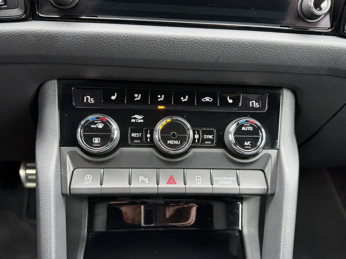 1.5 TSI Sportline Business / Keyless / Afn. Trekhaak (1.800 KG) / Parkeersensoren / Carplay / 19'' LM / Camera /