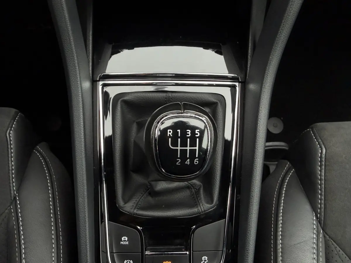 1.5 TSI Sportline Business / Keyless / Afn. Trekhaak (1.800 KG) / Parkeersensoren / Carplay / 19'' LM / Camera /