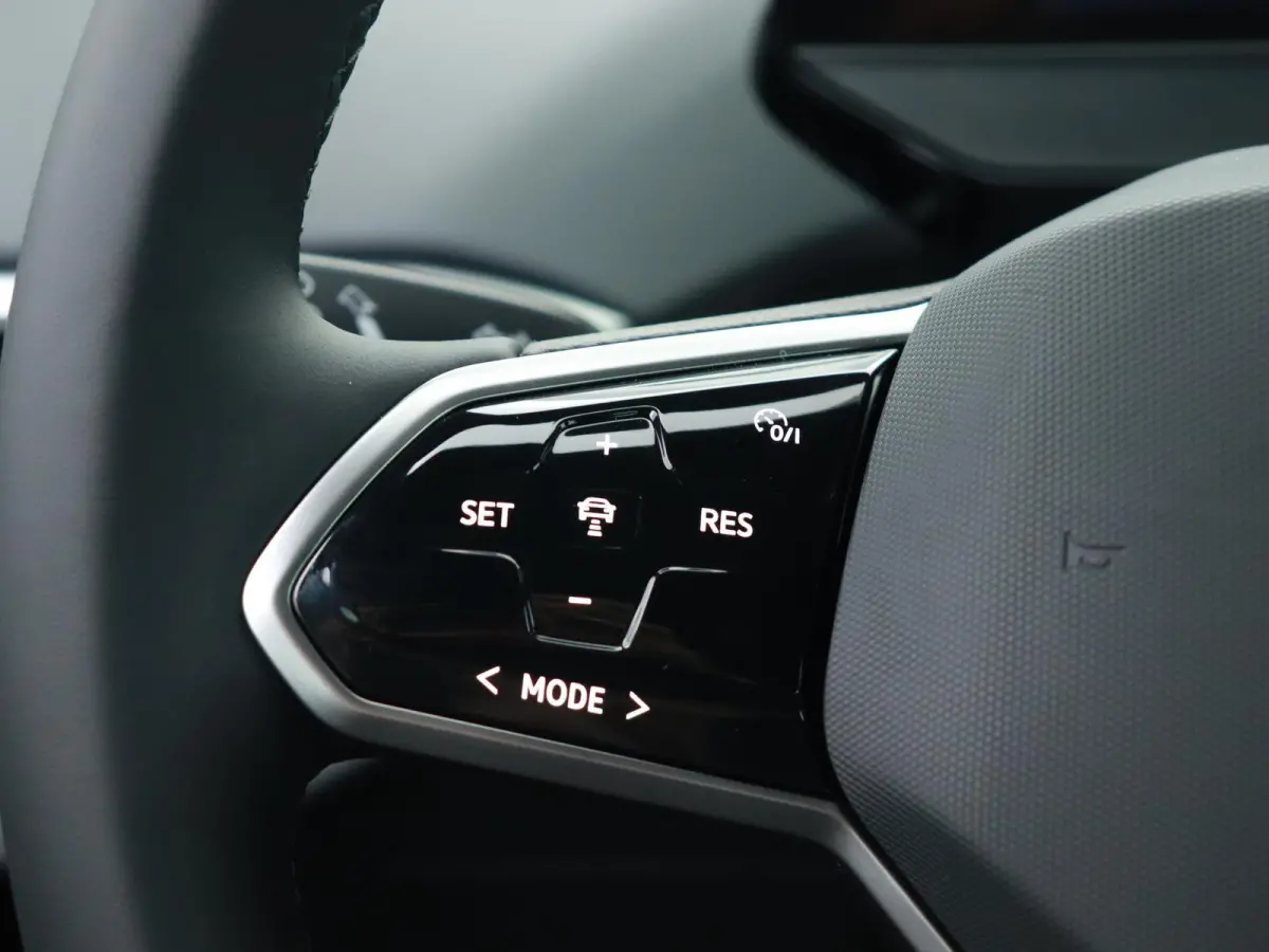 Pro 77 kWh 204 PK Apple Carplay | Stoelverwarming | Stuurwielverwarming | Adaptive Cruise Control | Parkeersensoren | Navigatie | Climate Control | 19'' Lichtmetalen Velgen |