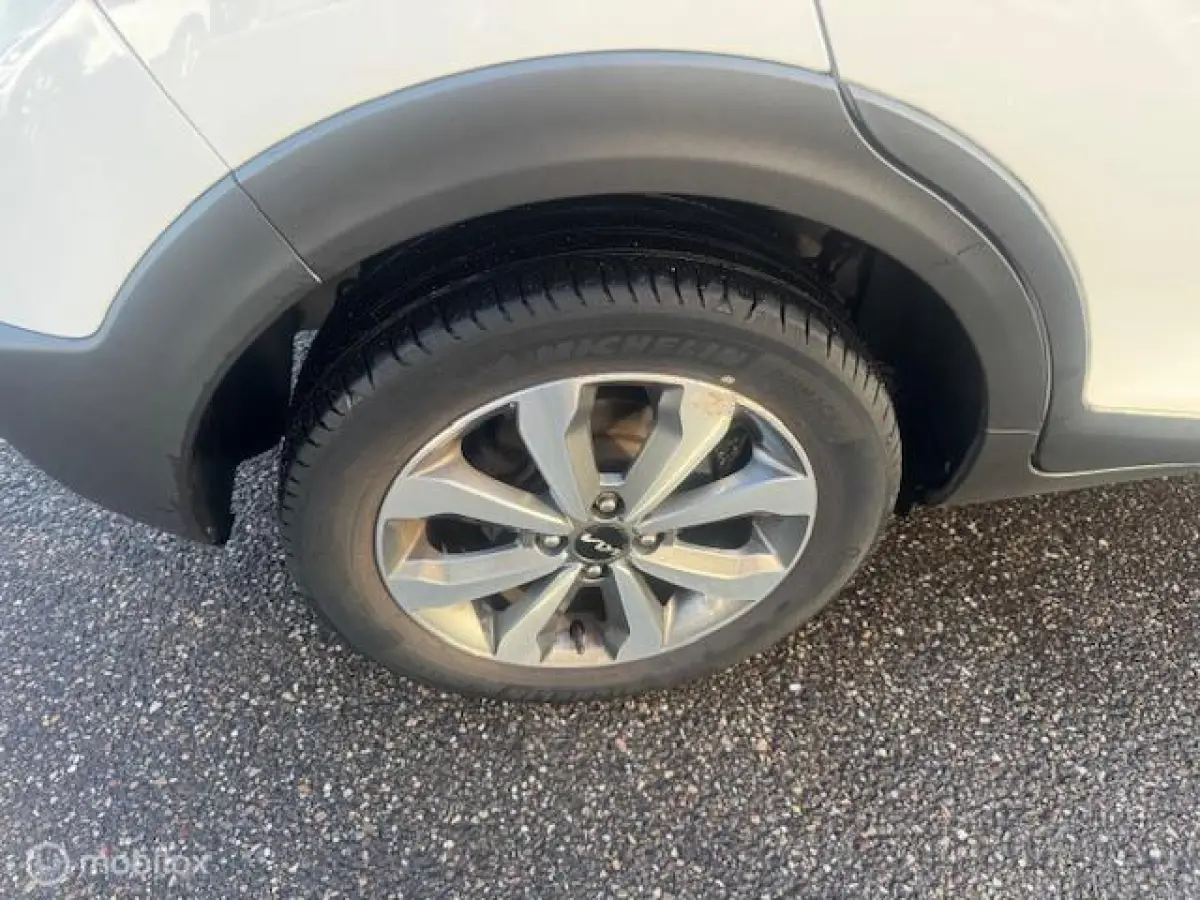 1.0 T-GDI DynamicPlusLine Trekhaak afneembaar , 16 inch velgen & banden , Navigatie , Bluetooth Priveglas , Electr. inklapbare spiegels , Parkeerhulp achter , Two Tone - Wit/Zwart dak