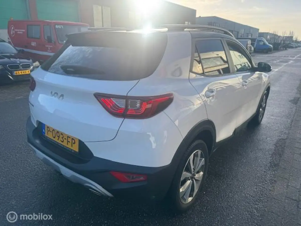 1.0 T-GDI DynamicPlusLine Trekhaak afneembaar , 16 inch velgen & banden , Navigatie , Bluetooth Priveglas , Electr. inklapbare spiegels , Parkeerhulp achter , Two Tone - Wit/Zwart dak