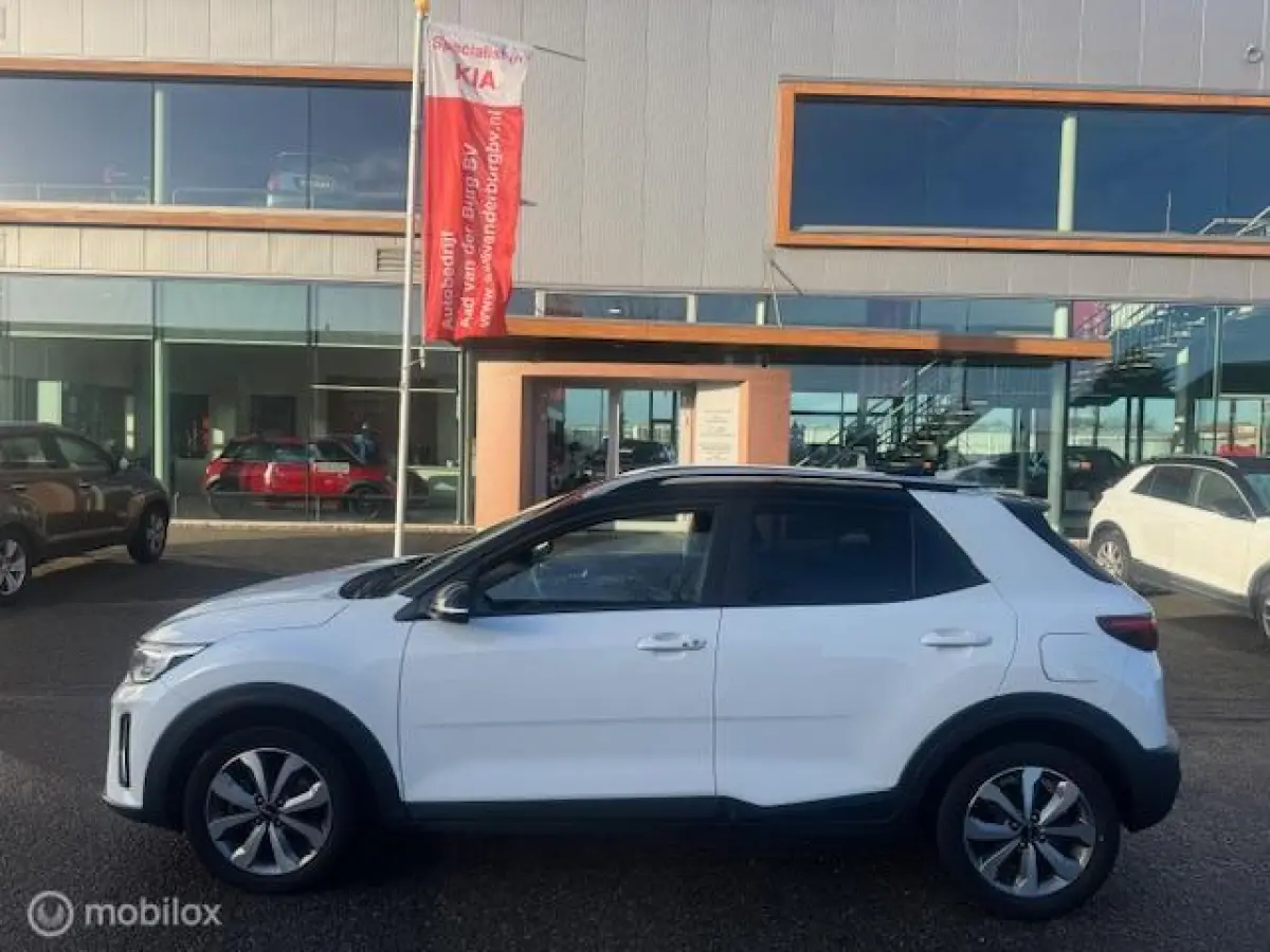 1.0 T-GDI DynamicPlusLine Trekhaak afneembaar , 16 inch velgen & banden , Navigatie , Bluetooth Priveglas , Electr. inklapbare spiegels , Parkeerhulp achter , Two Tone - Wit/Zwart dak