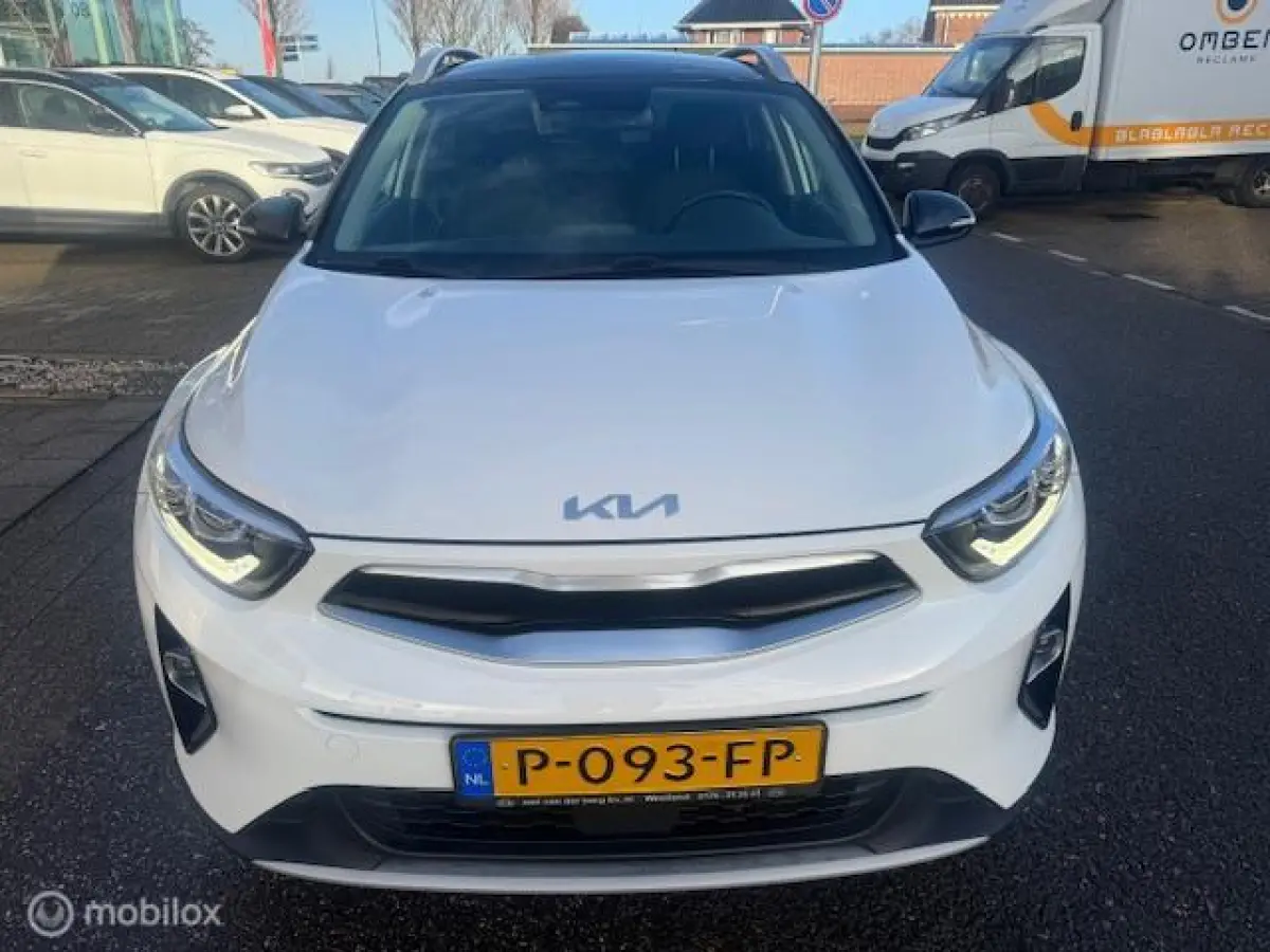 1.0 T-GDI DynamicPlusLine Trekhaak afneembaar , 16 inch velgen & banden , Navigatie , Bluetooth Priveglas , Electr. inklapbare spiegels , Parkeerhulp achter , Two Tone - Wit/Zwart dak