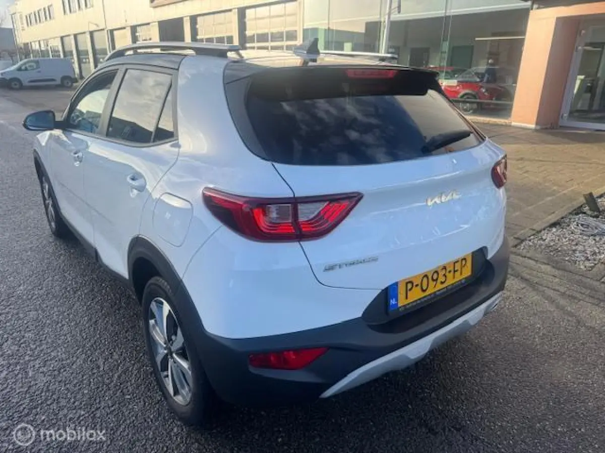 1.0 T-GDI DynamicPlusLine Trekhaak afneembaar , 16 inch velgen & banden , Navigatie , Bluetooth Priveglas , Electr. inklapbare spiegels , Parkeerhulp achter , Two Tone - Wit/Zwart dak