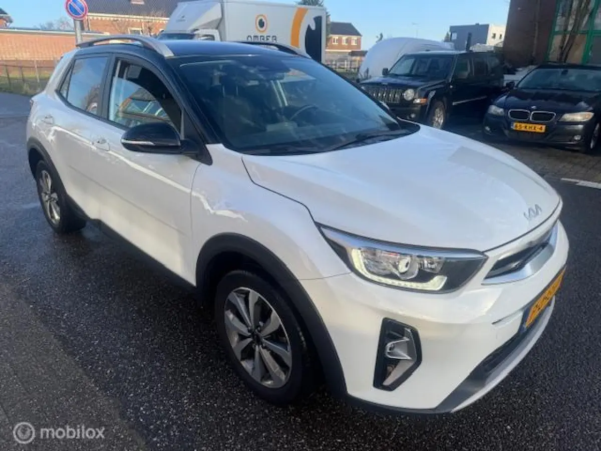1.0 T-GDI DynamicPlusLine Trekhaak afneembaar , 16 inch velgen & banden , Navigatie , Bluetooth Priveglas , Electr. inklapbare spiegels , Parkeerhulp achter , Two Tone - Wit/Zwart dak