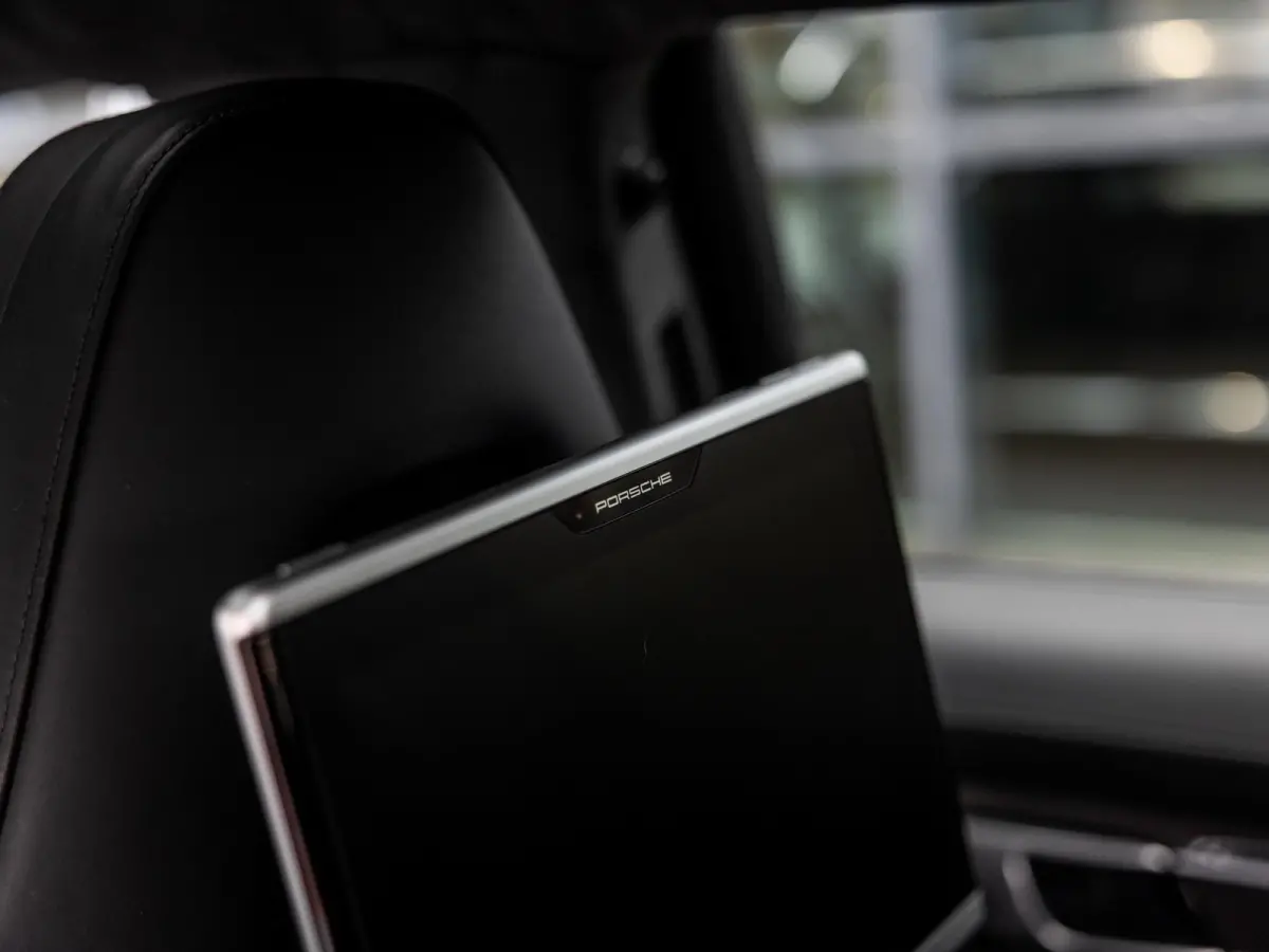 4.0 Turbo | VIERWIELBESTURING | SFEERVERLICHTING | SOFTCLOSE | TV SCHERMEN ACHTER | PASM LUCHTVERING | SPORTUITLAATSYSTEEM | 21 INCH 911 TURBO DESIGN | AGAATGRIJS | PANORAMA/SCHUIF-KANTELDAK