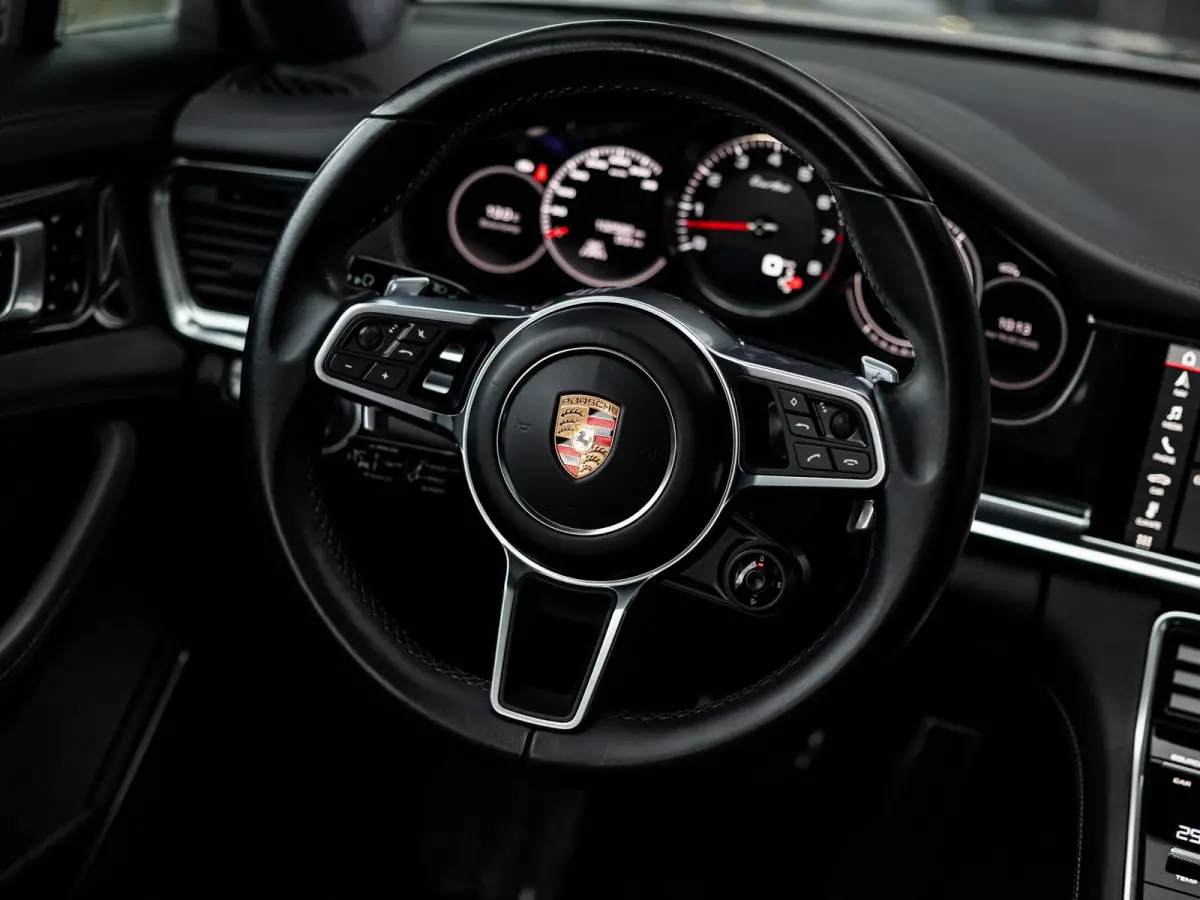 4.0 Turbo | VIERWIELBESTURING | SFEERVERLICHTING | SOFTCLOSE | TV SCHERMEN ACHTER | PASM LUCHTVERING | SPORTUITLAATSYSTEEM | 21 INCH 911 TURBO DESIGN | AGAATGRIJS | PANORAMA/SCHUIF-KANTELDAK