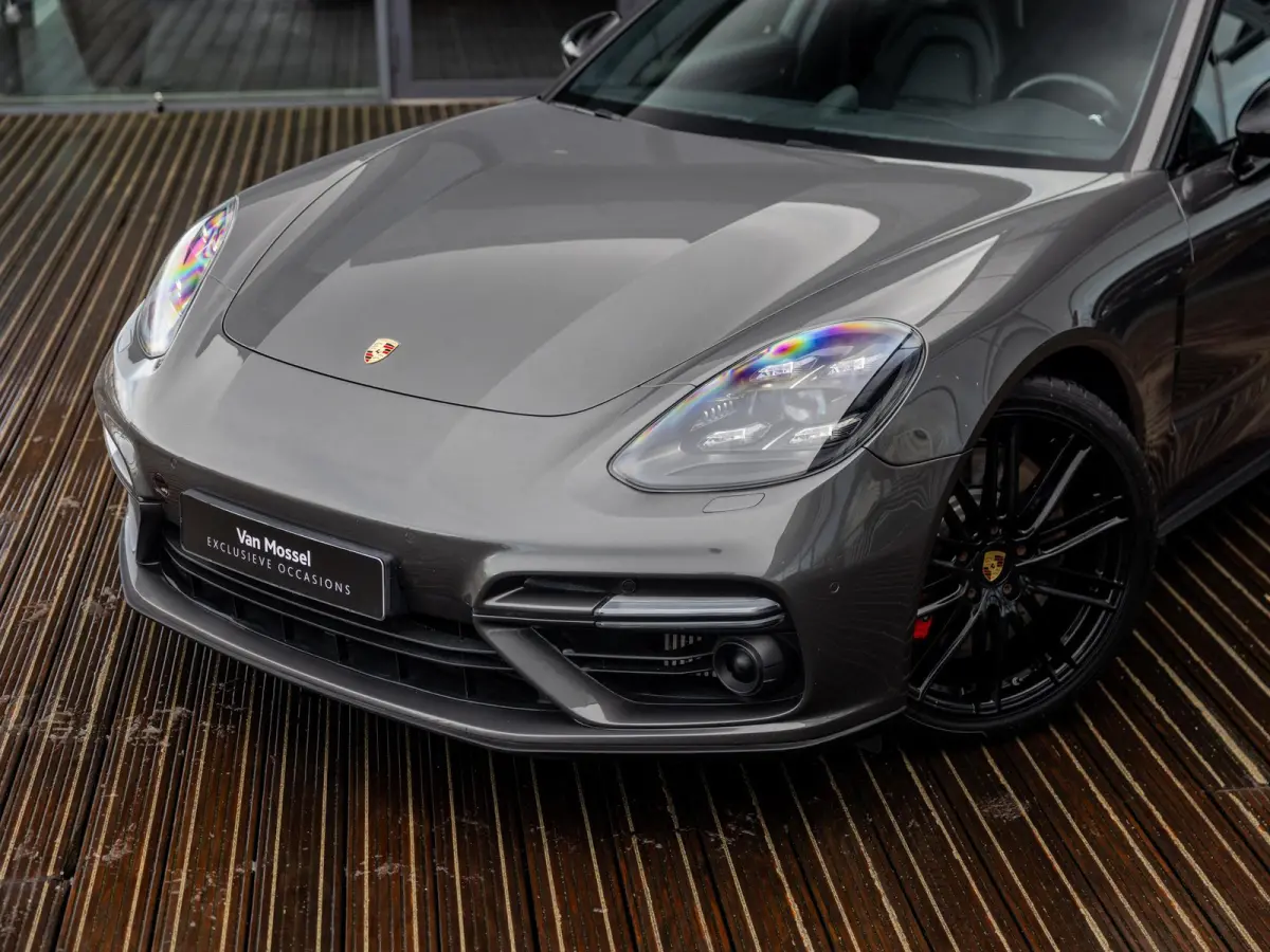 4.0 Turbo | VIERWIELBESTURING | SFEERVERLICHTING | SOFTCLOSE | TV SCHERMEN ACHTER | PASM LUCHTVERING | SPORTUITLAATSYSTEEM | 21 INCH 911 TURBO DESIGN | AGAATGRIJS | PANORAMA/SCHUIF-KANTELDAK