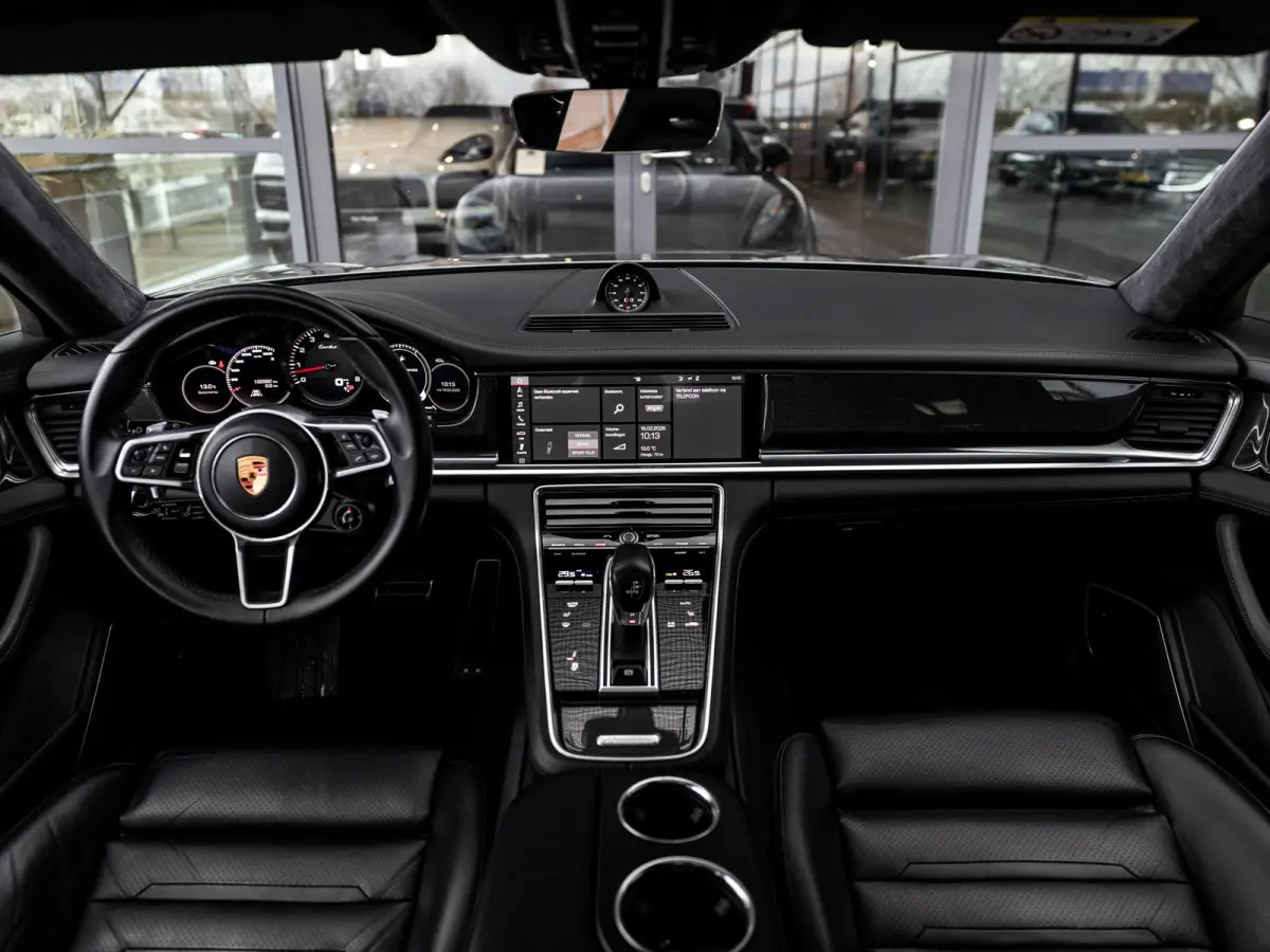 4.0 Turbo | VIERWIELBESTURING | SFEERVERLICHTING | SOFTCLOSE | TV SCHERMEN ACHTER | PASM LUCHTVERING | SPORTUITLAATSYSTEEM | 21 INCH 911 TURBO DESIGN | AGAATGRIJS | PANORAMA/SCHUIF-KANTELDAK