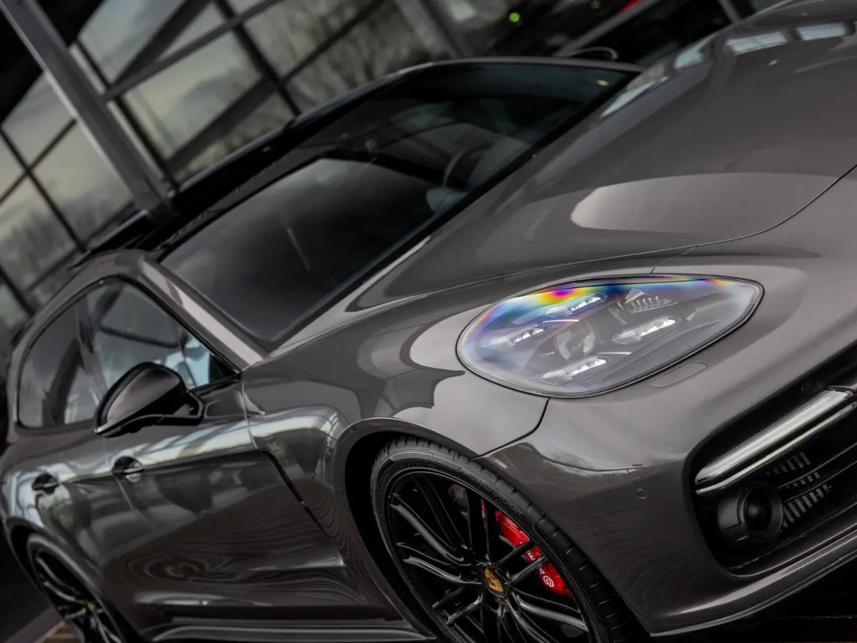 4.0 Turbo | VIERWIELBESTURING | SFEERVERLICHTING | SOFTCLOSE | TV SCHERMEN ACHTER | PASM LUCHTVERING | SPORTUITLAATSYSTEEM | 21 INCH 911 TURBO DESIGN | AGAATGRIJS | PANORAMA/SCHUIF-KANTELDAK