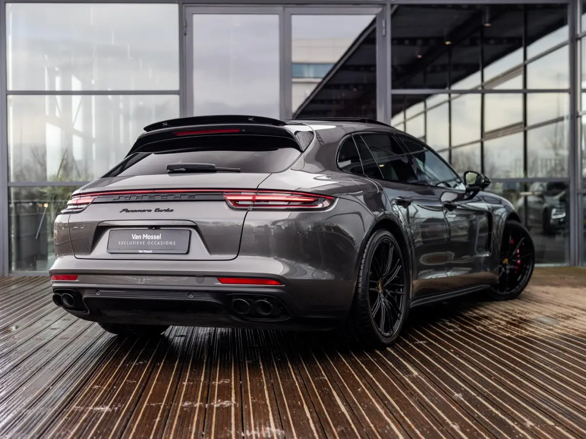 4.0 Turbo | VIERWIELBESTURING | SFEERVERLICHTING | SOFTCLOSE | TV SCHERMEN ACHTER | PASM LUCHTVERING | SPORTUITLAATSYSTEEM | 21 INCH 911 TURBO DESIGN | AGAATGRIJS | PANORAMA/SCHUIF-KANTELDAK